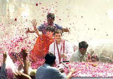 crowds watch rahul s road show in lucknow