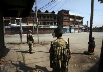 sectarian clashes erupt in srinagar after curfew lifted