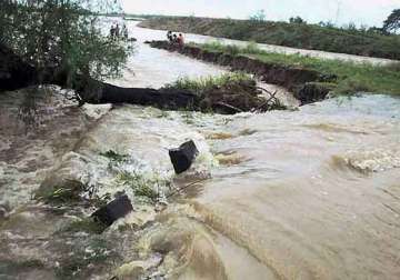 cyclone helen hits andhra pradesh leaves 7 dead