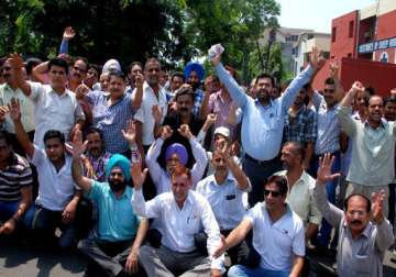 dass cadre employees protest outside kejriwal s office