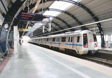 dmrc gmr sign mou on commuters awareness on safety cleanliness