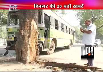 dtc bus rams into tree in delhi 14 injured