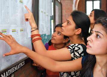 du begins admissions moderate turnout on first day