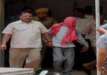 delhi gangrape damini s brother tries to attack juvenile convict during board verdict