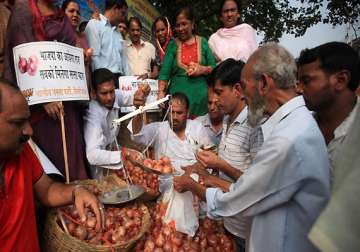 delhi bjp sells onions at rs 25 a kg