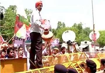 delhi congress continues protest over power water crisis