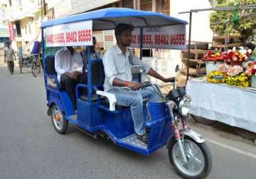 delhi hc centre should frame guidelines to regulate e rickshaws