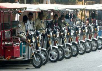 delhi hc refuses to stay ban on e rickshaws