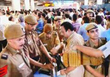 delhi metro cisf officer returns bag containing rs 90 000 cash at chandni chowk