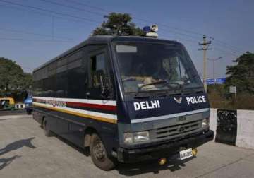 delhi police bus hits motorist in daryaganj area