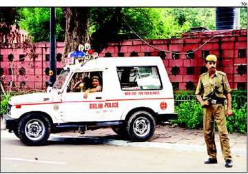 delhi police constable shot at by two youths