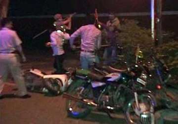 delhi police detains 400 rogue bikers for flouting traffic laws