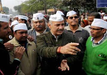 delhi police refuse to suspend men aap adamant