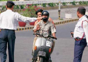 delhi traffic police prosecutes 825 traffic violators drunk drivers