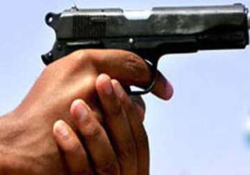 delhi businessman shot at robbed of rs.3 lakh