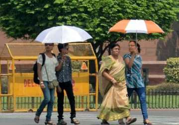 delhi continues to reel under hot humid weather conditions