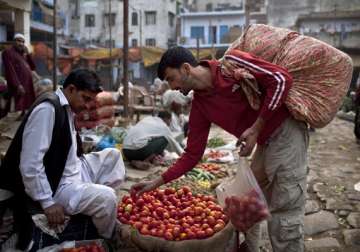 delhi government opens stalls for cheap vegetables