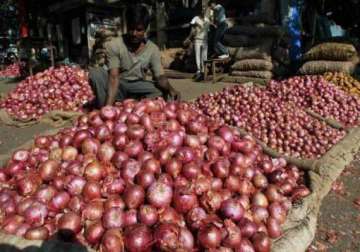 delhi government to open stalls to sell onions and potatoes