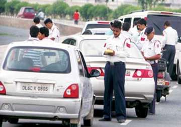 delhi s traffic cops to accept fine through plastic money soon