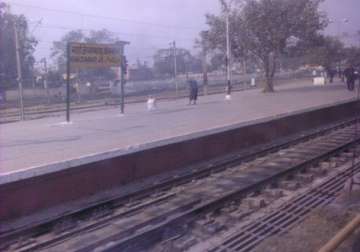delhi woman gives birth to baby inside moving train