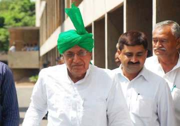 delhi court orders chautala s trial in da case