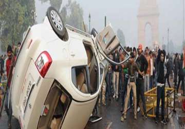 delhi police constable critically injured in violence at india gate