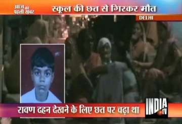 delhi youth dies while watching dussehra