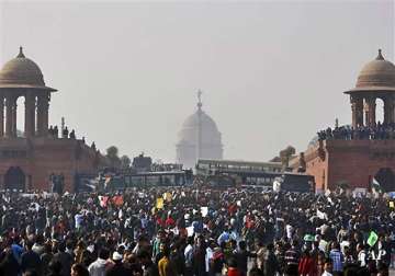 protesters unrelenting as india gate turns into battle zone
