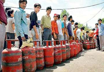 direct cash transfer for lpg not easy to implement oil secy