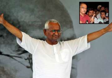 don t send a wrong message anna hazare to govt