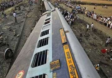 doon express derails in uttar pradesh 4 injured