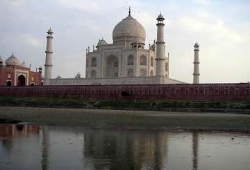 dry yamuna can crack taj mahal s foundations