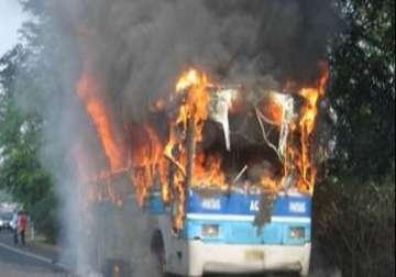 eight killed near wardha as bus catches fire