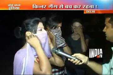 eunuchs terrorize late night strollers at delhi s india gate