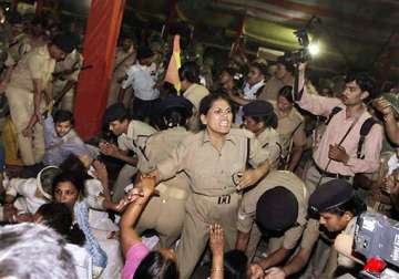 explain why sleeping people were lathicharged sc asks delhi police