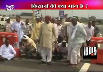 farmers block yamuna expressway in greater noida