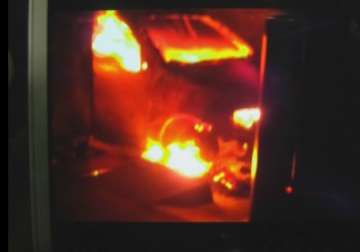 fiat car suddenly catches fire at pune mumbai expressway toll plaza