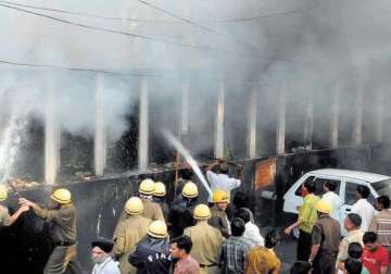 fire at jammu kashmir bank building in noida