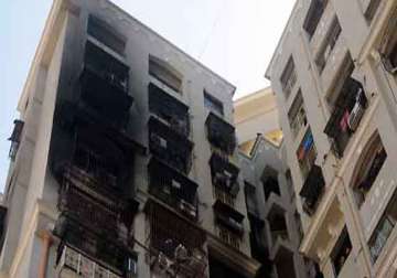 7 die as fire breaks out in mumbai residential tower