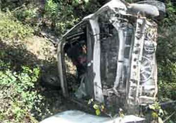 five killed as cab falls into gorge in kashmir