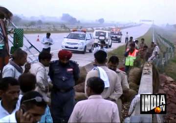 five die in yamuna expressway accident