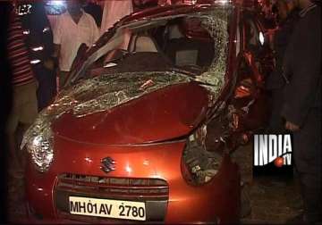 four injured as skoda fabia rams into maruti a star at worli mumbai