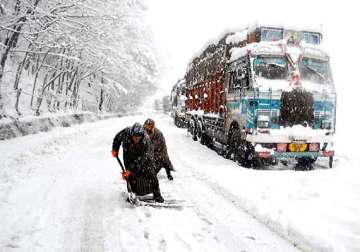 fresh snowfall forces closure of srinagar jammu highway