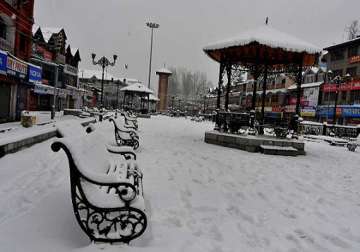 fresh snowfall in kashmir valley night temperatures rise