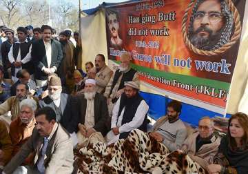 govt may revoke yasin malik s passport for sharing stage with hafiz saeed