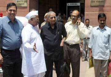 govt gets into a huddle as hazare hits out after deadlock