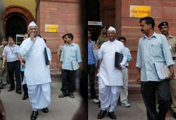 upset with govt hazare to fast from aug 16