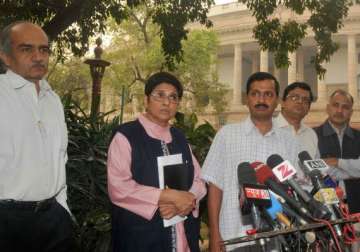 govt deliberately delaying passage of lokpal bill says team anna