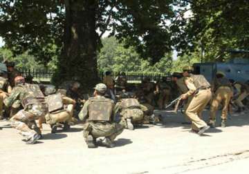 militants attack police post in kashmir decamp with rifles