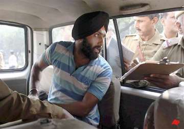 harvinder shouts slogans in court ncp activists try to assault him